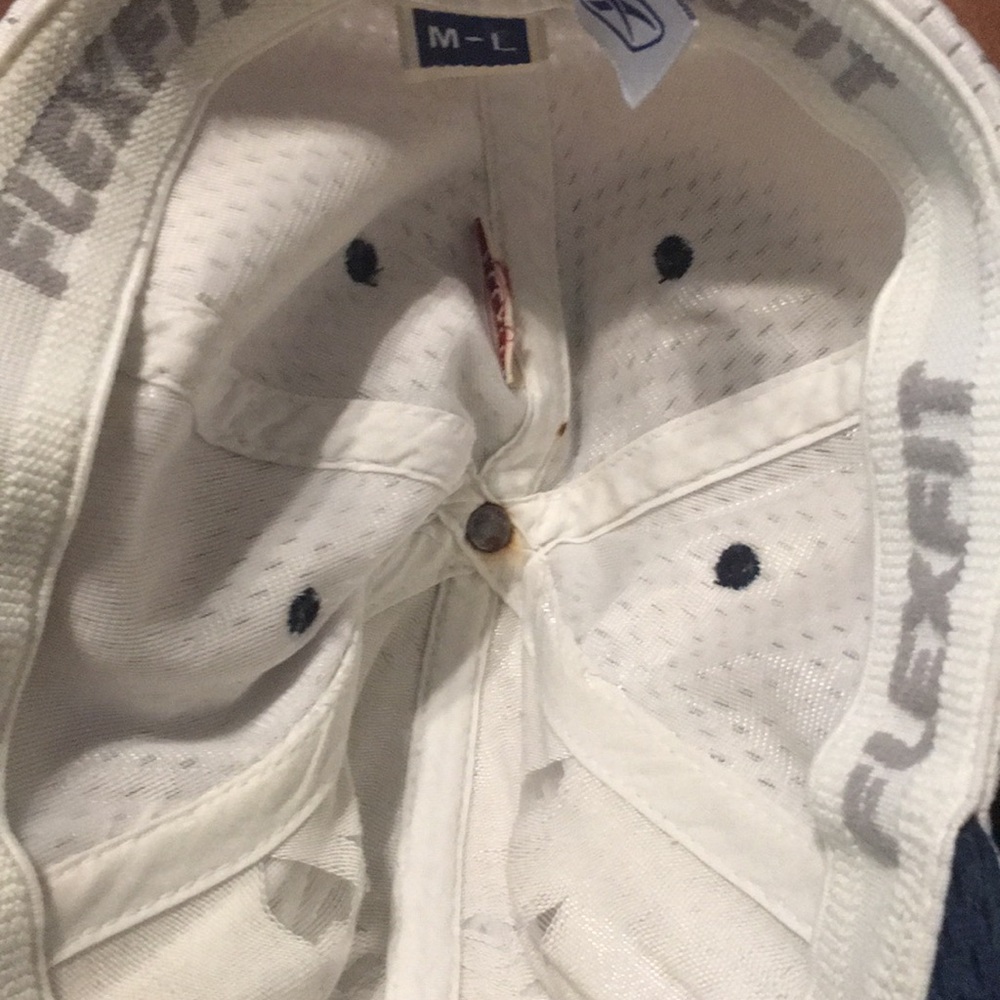 Beautiful Reebok Mesh fitted hat - Picture 3 of 3